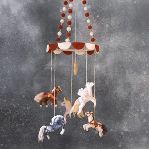Móvil de carrusel de caballos voladores - Género neutro - Juguete de fieltro con aguja - Móvil de carrusel para cuna de bebé - Juguete hecho a mano - Caballos voladores