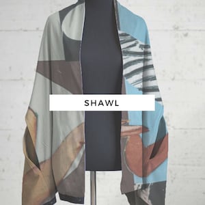 Könnte beinhalten: Ein blauer, brauner und weißer gemusterter Schal mit dem Wort "SHAWL" in Weiß auf einem weißen Rechteck.