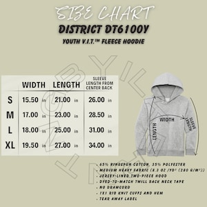 Może przedstawiać: Tabela rozmiarów dla bluzy z kapturem z polaru District DT6100Y Youth V.I.T. Tabela pokazuje wymiary w cm dla szerokości, długości i długości rękawa od środka pleców dla rozmiarów S, M, L i XL. Bluza z kapturem jest szara.