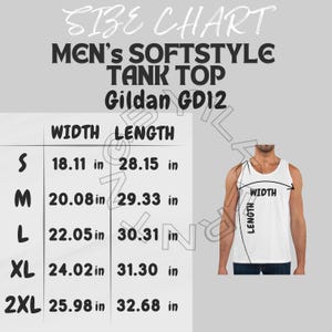Può includere: Tabella delle taglie per una canotta da uomo, che mostra le misure di larghezza e lunghezza in pollici per le taglie S, M, L, XL e 2XL. La tabella è etichettata "Men's Softstyle Tank Top Gildan GD12".