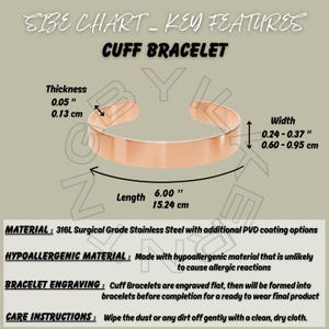 Può includere: Un bracciale a polsino color oro rosa con dettagli chiave. Il bracciale è lungo 15,24 cm, largo 0,60-0,95 cm e spesso 0,13 cm. Il materiale è acciaio inossidabile chirurgico 316L con rivestimento PVD. Il testo recita "CUFF BRACELET".