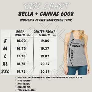 Può includere: Tabella delle taglie per una canotta racerback in jersey Bella + Canvas 6008. La tabella mostra le misure di larghezza del corpo e lunghezza centro davanti in pollici per le taglie S-2XL. La canotta è grigia e ha un design racerback.