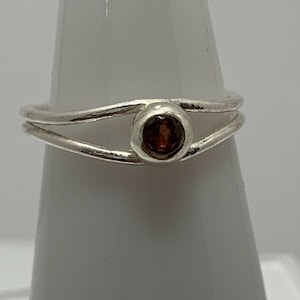 Garnet & 925 sterling silver ring - free size