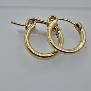 Orecchini a cerchio riempiti in oro 14k 13 mm