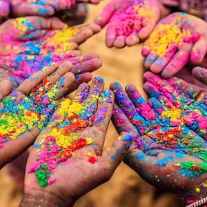 Könnte beinhalten: Nahaufnahme von mehreren Händen, die mit buntem Pulver bedeckt sind und Holi, das indische Fest der Farben, feiern.