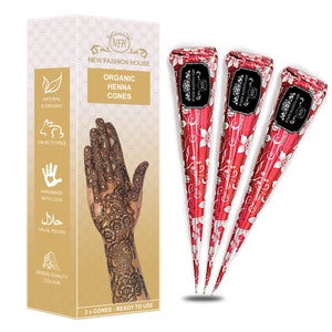 Può includere: Tre coni di henné rossi con motivi floreali bianchi ed etichette nere che recitano "New Fashion House Organic Henna Cones". I coni sono pronti all'uso e sono confezionati in una scatola con l'immagine di una mano con l'henné.