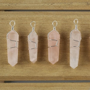Pendentif pointe de QUARTZ ROSE poli - Collier de pierre de naissance chakra du coeur, bijoux en cristal emballés dans un fil, E0142