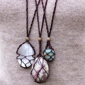 Collana con sacchetto di cristalli in macramè - VUOTO - Gabbia intrecciata e cordino porta cristalli a rete - E2058