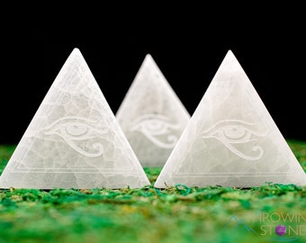 SELENIET Oplaadplaat -Oog van Horus, Witte Driehoek - Geëtst Seleniet, Kristalreiniging, Zuiveringssteen, E1899