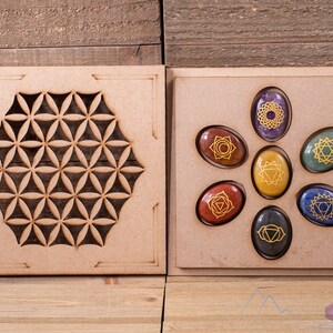 Cristales de CHAKRA en caja de madera de tablero de rejilla de cristal - Flor de la vida - Kit de inicio de cristal, Juego de piedras de chakra, Kit de autocuidado, E1757