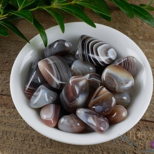 AGATE BANDED Tumbled Crystals – Grey – Crystal Grid, Mediation Stones, Housewarming Gift, Healing Crystals and Stones - E1377