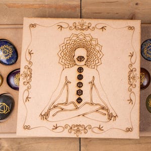 CHAKRA Steine in Crystal Grid Board Holzkiste: Sitzender Buddha Yoga Starter Kit, E1754