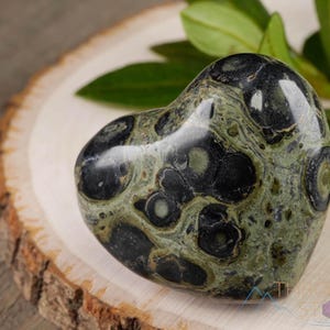Kamaba Jasper is marbled many shades of green with round green splotches.
Crystals are nature-made therefore each one is unique in appearance.