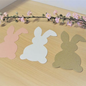 Papieren konijntjes als decoratie, cadeaukaartjes of iets dergelijks.