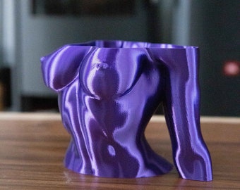 Könnte beinhalten: Eine violette, 3D-gedruckte Skulptur eines Torsos mit einer glatten, glänzenden Oberfläche.