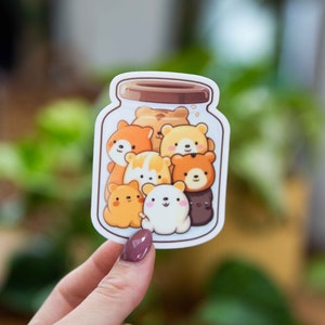 動物クッキーが詰まった瓶のステッカー - 2.5 x 3 インチ // 防水性と耐久性に優れたビニール ステッカー // ノートパソコン、バンパー ステッカーなどとして使用可能!