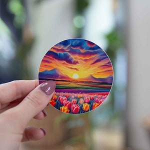 Magnifique autocollant de champ de tulipes - 3x3 pouces // Autocollant en vinyle imperméable et durable // Utilisable comme ordinateur portable, autocollant de pare-chocs et plus encore !