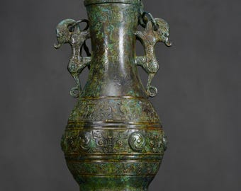 Exquisite bronze chain bottle sculpture, handcrafted from Chinese antiques.