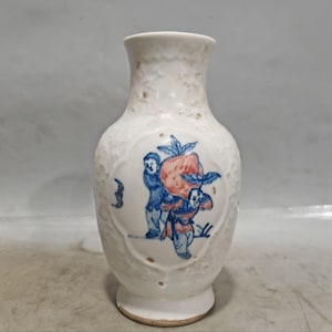 A rare and exquisite Chinese antique hand-painted blue and white underglaze red vase ornament