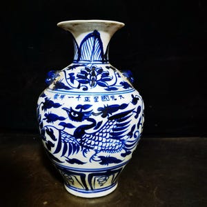 Antique Chinese hand-painted exquisite rare blue and white flower and bird pattern vase ornaments