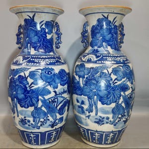 Un par de jarrones de dos asas de loto azul y blanco, raros y exquisitos, con antigüedades chinas pintadas a mano.