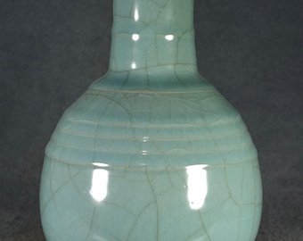 Prachtige, handbeschilderde Longquan celadon vaas met spiraalvormige hals, antieke Chinese stijl.