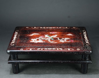 Exquisita peça de decoração para mesa de chá, esculpida à mão em madeira de jacarandá chinesa antiga, com incrustações de conchas, flores e pássaros.