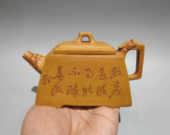 Théière carrée antique chinoise, magnifiquement fabriquée à la main, peinte à l'argile avec caractères gravés, ornement de théière Zisha (argile violette).