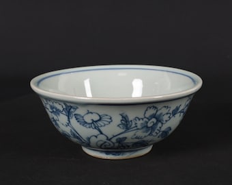 Exquisite Chinese antique blue and white porcelain bowl with floral and plant patterns, hand-painted.