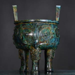 Chinese antique pure handmade exquisite rare bronze tripod statue ornaments