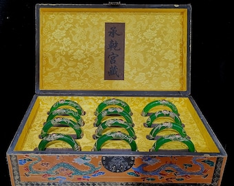 Caja antigua de laca china con pulseras de jadeíta