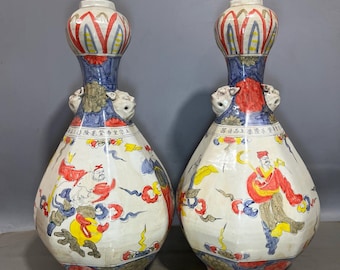 A pair of exquisitely hand-painted polychrome garlic-shaped vases depicting figures, made entirely by hand, from Chinese antique style.