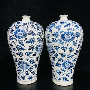 Un par de exquisitos y raros adornos de jarrón de ciruela antiguos chinos pintados a mano en azul y blanco con patrón de loto