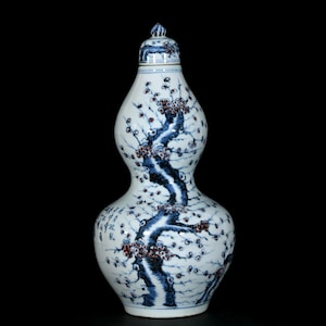 Un raro y exquisito adorno de jarrón de calabaza con flor de ciruelo roja esmaltada en azul y blanco antiguo chino pintado a mano
