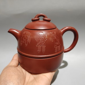Squisita teiera antica cinese in terracotta dipinta con motivi fantasiosi, un ornamento per teiera Zisha.