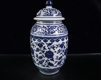 Exquisites chinesisches antikes blaues und weißes Porzellan, handbemalt.