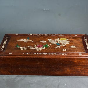 Antique Chinese hand-carved exquisite rosewood inlaid shell flower and bird jewelry box ornaments
