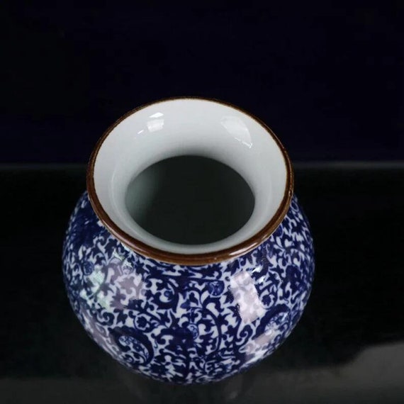 蓮の花デザイン 陶器花瓶 青と白の磁器の花瓶。蓮の模様が描かれた、純粋な手描きの陶器の花瓶