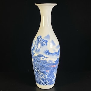 Chinesische antike reine handbemalte exquisite blaue und weiße langhalsige Vasenverzierungen durch die Berge und Wasser