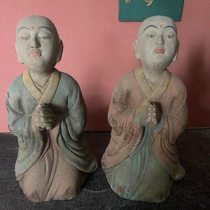 Estatua de monje pequeño con bendición pintada a mano, exquisita y rara talla de madera china antigua