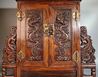 Collection d'antiquités chinoises en palissandre, décoration d'armoire dragon en relief faite à la main