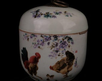 Exquisito jarrón antiguo chino de porcelana famille rose con diseño de gallina de buen augurio, pintado a mano.