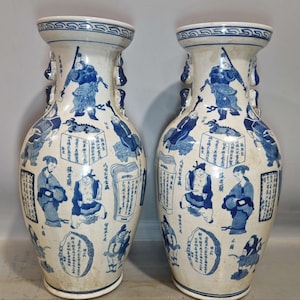 Un par de raras y exquisitas figuras antiguas chinas pintadas a mano en azul y blanco con jarrones de dos asas.