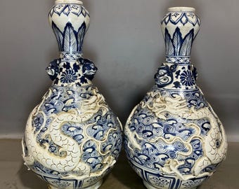 Exquisite Chinese antique blue and white porcelain garlic vase with dragon design, hand-painted.