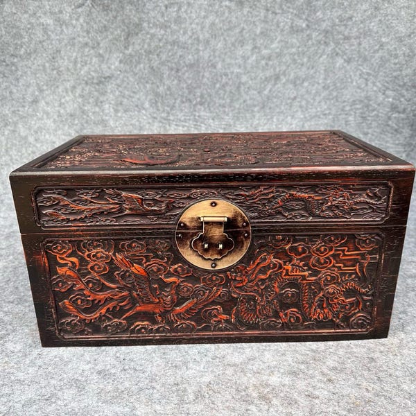 Exquisito joyero antiguo chino de palisandro con diseño de dragón y fénix, tallado a mano.
