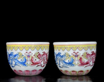 Un par de exquisitas tazas antiguas chinas esmaltadas con motivos de dragones.