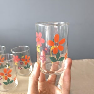 6 small juice glasses with flowers / breakfast glasses orange purple daisies / brunch glasses / orange juice glasses / retro mcm glasses