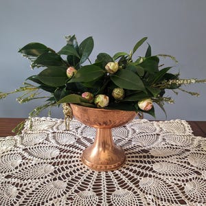 Cuenco de pedestal de cobre martillado vintage // Centro de mesa con asa de anillo de león // Decoración neoclásica // Artículos de cobre europeos del siglo XX