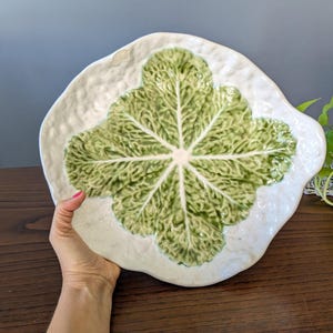 Majolica green white cabbage serving plate / vintage Portuguese ceramics / rustic kitchen decor / farmhouse tableware / Bordallo Pinheiro