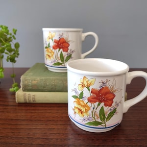 Vintage ceramic mug with flowers, set of 2 // vintage drinkware // 80s mugs // red flower mugs // red and yellow flowers // floral mugs